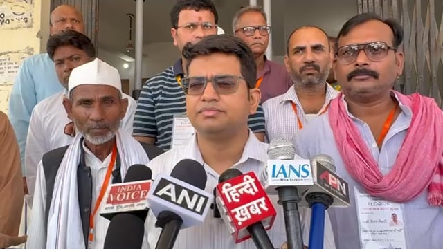 सिद्धार्थनगर में कड़ी सुरक्षा के बीच ईवीएम की एफएलसी प्रक्रिया शुरू, निर्वाचन आयोग के निर्देशों के तहत हो रही जांच