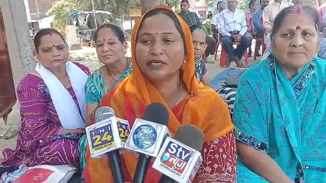 आगरा उखर्रा रोड पर सैयद पार्क के नवनिर्माण को लेकर हंगामा पार्षद हेमलता चौहान भूख हड़ताल पर बैठी