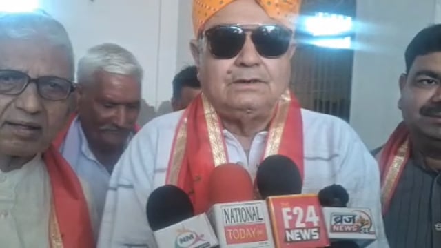 गोवर्धन क्षेत्र सपा प्रत्याशी महेश चंद शर्मा उर्फ गोल्डी भैया के प्रोग्राम में पहुंचे कुवर नरेंद्र सिंह के साथ कई दिग्गज