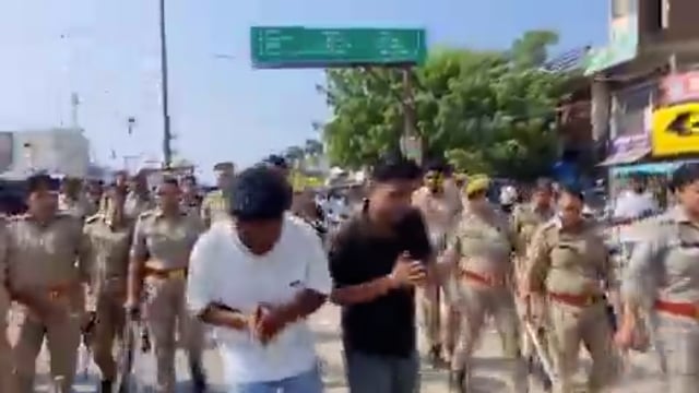 प्रतापगढ़: ये हैं सुभाष पाल और दक्ष पाल

ये दोनों दोस्त मिशन शक्ति 6.0 के दौर में बाजार में बाइक से स्टंट कर रहे थे और महिलाओं पर अश्लील फब्तियां कस रहे थे
मिशन शक्ति टीम ने मनचले सुभाष और दक्ष को गिरफ्तार किया और सड़क पर लाठियां मारते हुए दोनो की परेड निकाली