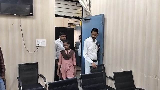 अल्पदृष्टि अवनी बनीं एक दिन की जिला बेसिक शिक्षा अधिकारी, हौसलों ने भरी उड़ान