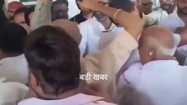 💥 *बड़ी खबर*💥
*यूपी कांग्रेस मुख्यालय में नेताओं के बीच चले जूते चप्पल, जमकर हुई मारपीट*
लखनऊ