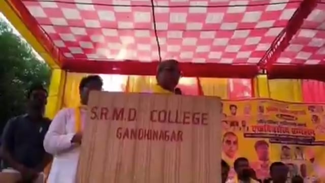 दुश्मन सिर पर चढ़ आया है...

यूपी के मंत्री ओम प्रकाश राजभर मंच से अपने नेताओं पर भड़के...

जमकर खरी-खोटी सुनाई...

क्या कहा सुनिए...