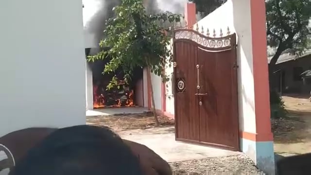 अम्बेडकरनगर ब्रेकिंग: बनखोदवा गांव में आरोपी ने अपनी ही गाड़ी में लगाई आग, मृतका के पति पर लगाए आरोप, गांव में तनाव
