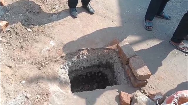 अमरपुर भागलपुर मुख्य सड़क पर ही पिलर के लिए खोद दिया गढ्ढा! अधिकारियों ने रुकवाया काम।