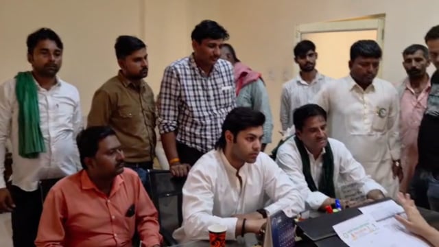  मथुरा मंडी समिति में भारतीय किसान क्रांति यूनियन के पदाधिकारी कार्यकर्ताओं ने धान की फसल को लेकर जोरदार प्रदर्शन किया 