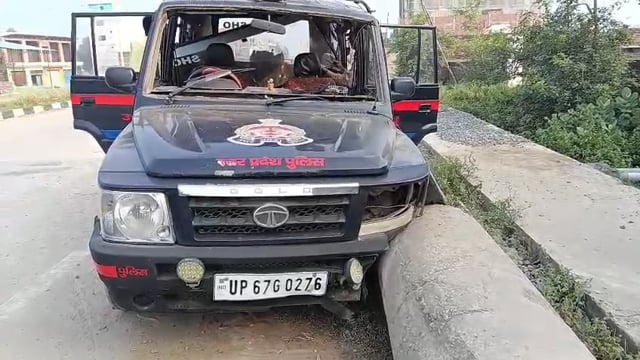 शराब तस्करों ने पुलिस की गाड़ी को मारी टक्कर,गाड़ी हुई चकनाचूर,तीन थानों की पुलिस की बैरिकेटिंग तोड़ कर भागने किया कोशिश