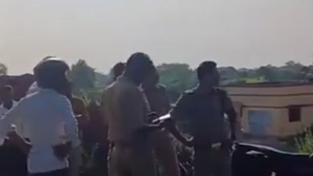बाराबंकी के बनीकोडरब्लॉक के घटमापुर गांव में भुगतान के लिये पानी की टंकी पर चढ़ा ठेकेदार करीब 50 लाख रुपये बकाया होने का आरोप शक्ति इंफ्रा पर भुगतान रोकने का आरोप कार्य की रकम 2.49 करोड़, भुगतान 1.71 करोड़। पुलिस ने ठेकेदार को समझाकर नीचे उतारा