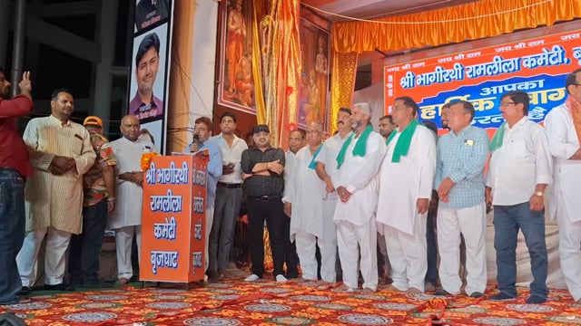 श्री भागीरथी रामलीला कमेटी ब्रजघाट हापुड़ में अपने विचार रखते दिनेश खेड़ा (मंडल अध्यक्ष) भारतीय किसान यूनियन टिकैत 
