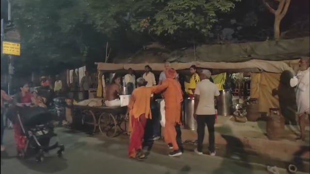 गोवर्धन में रोटी वाले बाबा की पंगत में मारपीट, श्रद्धालुओं में मची अफरा-तफरी