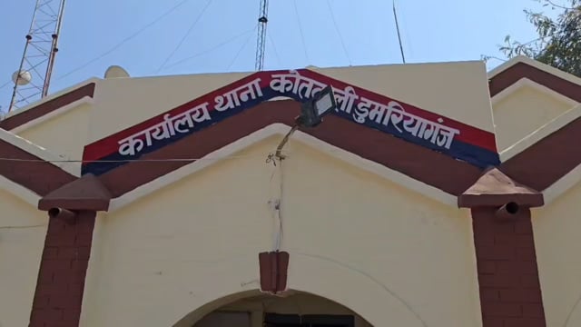 मोबाइल टावर पर चढ़ी किशोरी, मचा हड़कंप; प्रेम प्रसंग से जुड़ा बताया जा रहा मामला