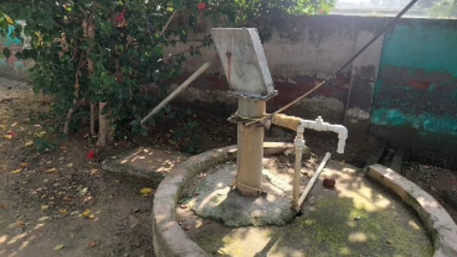 MANT-1 साल से सूखा पड़ा स्कूल का हैंडपंप,प्यास बुझाने को भटक रहे हैं, नौनिहाल,,