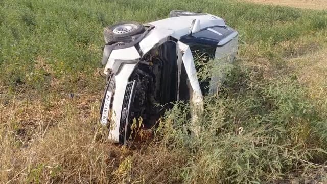 देगलूर रोडवर बोरतळा पाटी जवळ कार पलटी,एक जण जखमी