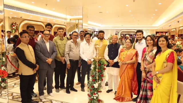 गढ़चिरौली में रोकड़े ज्वेलर्स के भव्य शोरूम का शानदार शुभारंभ; ग्राहकों के लिए आकर्षक ऑफर्स की घोषणा

124 वर्षों की परंपरा वाले रोकड़े ज्वेलर्स का गढ़चिरौली में विस्तार; सोने-चांदी के आभूषणों के मेकिंग चार्ज पर 50 प्रतिशत तक की छूट
