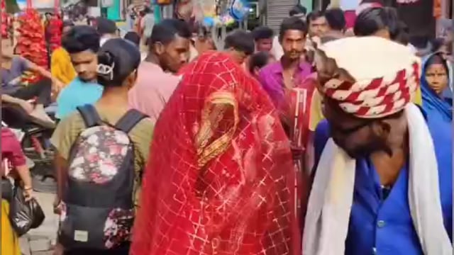 रिल वालों की अब कमी नहीं रजौन प्रखंड अंतर्गत पुंसिया बाजार में महिलाओं की लगी भीड़