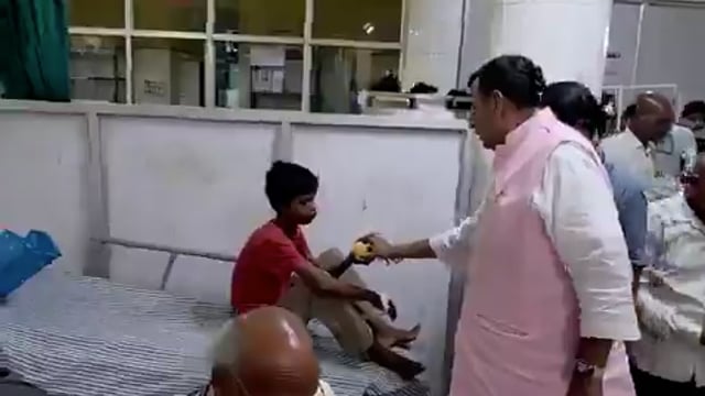 खुद देख लीजिए कि मिर्ज़ापुर नगर के बीजेपी विधायक रत्नाकर मिश्रा जी आखिर क‍ितने बड़े द‍िल वाले हैं। 

इतनी घनघोर व्‍यस्‍तता के बाद भी मरीजों की