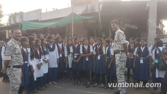 भेंडाळा बसस्थानकावर चामोर्शी पोलिसांचा विद्यार्थी व विद्यार्थिनींशी संवाद; पीएसआय शाहू दंडे यांचे मोलाचे मार्गदर्शन