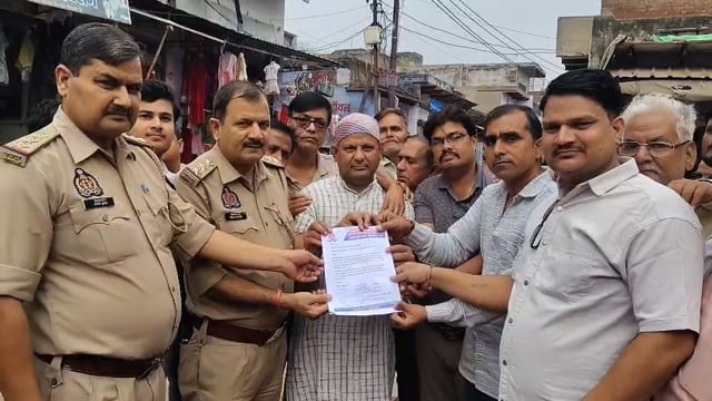 पिनाहट में पैंटून पुल शुरू न होने से व्यापारी भड़के:* बाजार बंद कर धरने पर बैठे, PWD को 5 दिन का अल्टीमेटम दिया