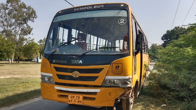 महेशगंज में स्कूल बस और ग्रैंड विटारा कार की टक्कर,तीन घायलएक की हालत गंभीर#latest_news 