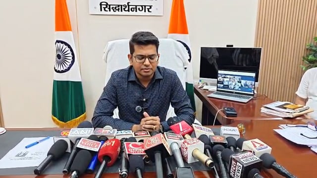 सिद्धार्थनगर में 11वीं की छात्रा श्रद्धा पांडेय बनीं एक दिन की जिलाधिकारी
