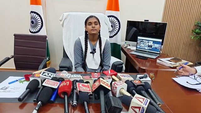 सिद्धार्थनगर में 11वीं की छात्रा श्रद्धा पांडेय बनीं एक दिन की जिलाधिकारी