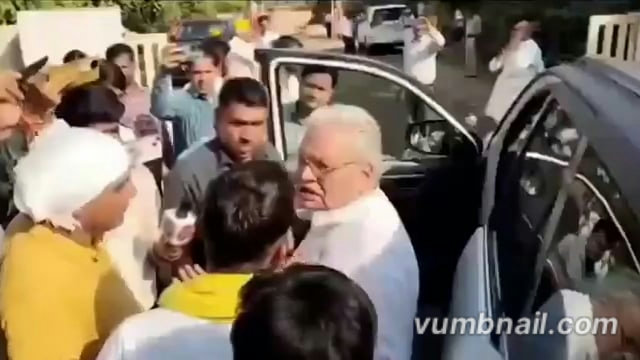 'आप गधे हो, मैं ग्रेजुएट हूं'
- ये बात एक युवक ने BJP विधायक के मुंह पर बोल दी
मध्य प्रदेश में शिवपुरी जिले में कुछ लोग 27% OBC आरक्षण लागू करने की मांग कर रहे थे.
इस दौरान एक युवक ने अपनी बात समझाते हुए कहा- ‘मैं ग्रेजुएट हूं’. इस पर BJP MLA देवेंद्र जैन ने कहा- ‘तो क्या मैं गधा हूं?’ 
युवक ने जवाब दिया, ‘हां आप गधे हो.’