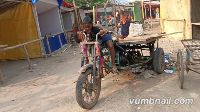 रजौन प्रखंड अंतर्गत दुर्गा काली मंदिर प्रांगण में मेले का जोरों शोरों से चल रहा है काम सभी दुकानें सजने लगी है