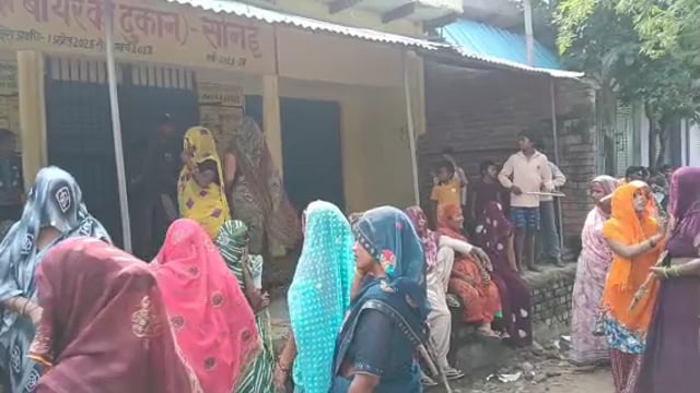 सोनई: शराबियों के आतंक से परेशान महिलाओं ने किया हंगामा, शटर गिरा अंदर छिपे कर्मचारी