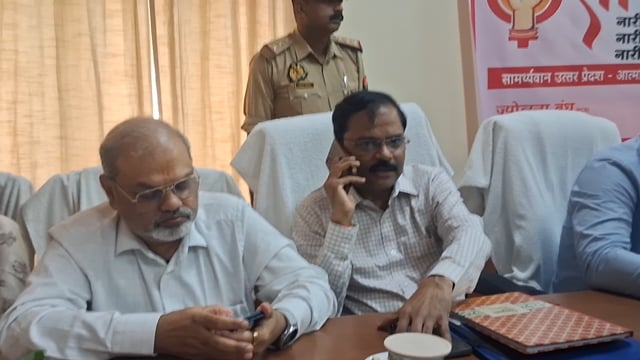 अम्बेडकर नगर आलापुर में डीएम व एसपी ने सुनीं जनसमस्याएं,40 शिकायतें दर्ज 6 का निस्तारण।