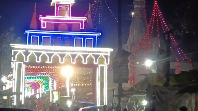 रजौन प्रखंड अंतर्गत पूनीशिया बाजार दुर्गा मंदिर मेंभक्तों का जलसलाब उमर पाड़ामां सप्तमी कोभक्तों द्वारा जमकर खरीदारी कि