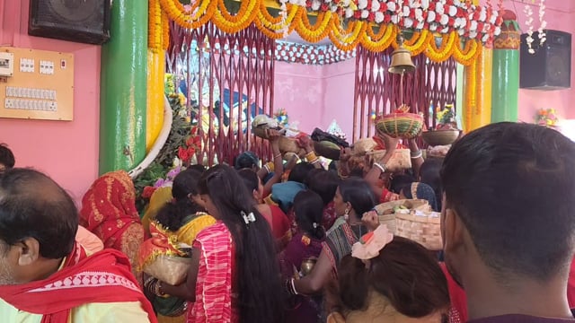 महाष्टमी पर खुले मांदुर्गा के दरबार डलिया चढ़ाने को उमड़ी हजारों महिला श्रद्धालुओं भीड़ मोदीहाट वैष्णवी दुर्गा मंदिर