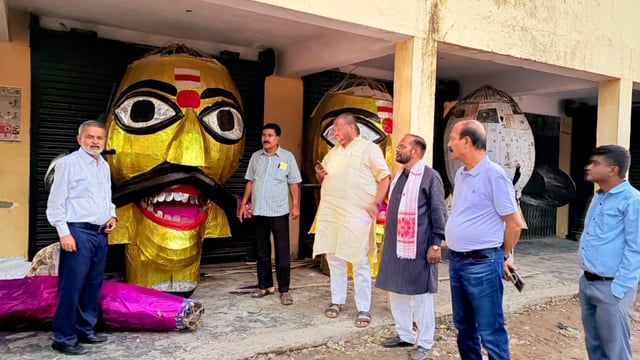 बलरामपुर विजयादशमी पर्व को लेकर बड़ा परेड ग्राउंड का पालिका अध्यक्ष ने किया निरीक्षण।                     
  साफ-सफाई,स्वच्छता एवं जनसुविधाओं को लेकर अधिकारियों को दिए आवश्यक दिशा-निर्देश