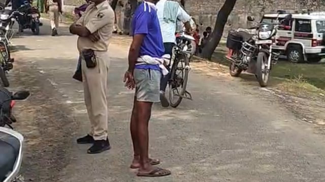 रजौन थाना क्षेत्र के जबरा मोड़ के पास तेज रफ्तार ट्रैक्टर पलटने से दो लोगों की हुई मौत मौके पर पहुंची पुलिस 