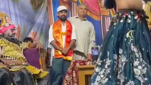 रामलीला स्टेज पर दारू की बोतलें सजी हुई हैं 

और गाने के बोल हैं– ‘ छत पर सोया था बहनोई -राणा जी मुझको माफ करना’

बुलंदशहर -उत्तर प्रदेश की रामलीला