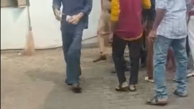 मथुरा में दरोगा पर होटल संचालक से मारपीट का आरोप, वीडियो वायरल