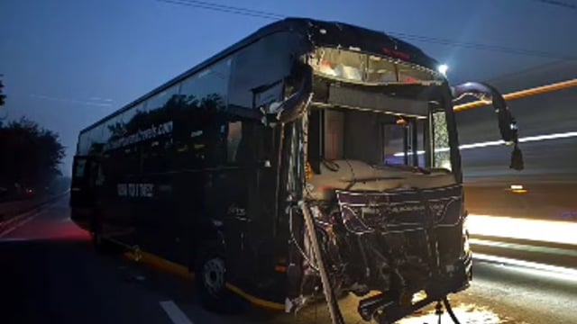 मथुरा के सुरीर क्षेत्र के, यमुना एक्सप्रेस -वे पर बस हादसा, महिला की मौत, चार घायल,,