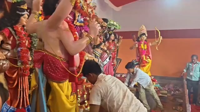 महा अष्टमी के अवसर पर मंदिर का कपाट खुलते ही श्रद्घालुओं कि उमड़ी भीड, दंडवत  और डालिया पूजन कर परिवार कि मांगी आशिर्वाद