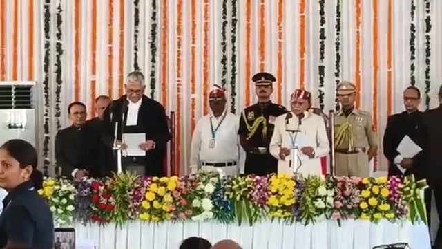 उत्तराखंड : देहरादून  डॉ. ढाल सिंह बिसेन ने उत्तराखंड के राज्यपाल पद की शपथ ली

देहरादून स्थित लोकभवन में डॉ. ढाल सिंह बिसेन ने आज उत्तराखंड के नए राज्यपाल के रूप में पद एवं गोपनीयता की शपथ ली। उत्तराखंड उच्च न्यायालय के मुख्य न्यायाधीश ने उन्हें शपथ दिलाई। समारोह में मुख्यमंत्री पुष्कर सिंह धामी सहित कई गणमान्य व्यक्ति मौजूद रहे।