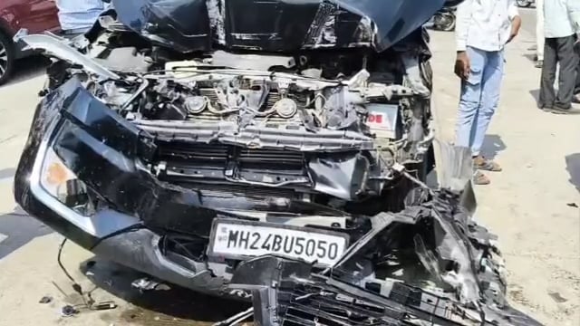 औसा पेठ जवळ इनोव्हा व पिकअप टेम्पोची भीषण धडक,सीटबेल्ट व एअरबॅगमुळे चौघे बालबाल बचावले