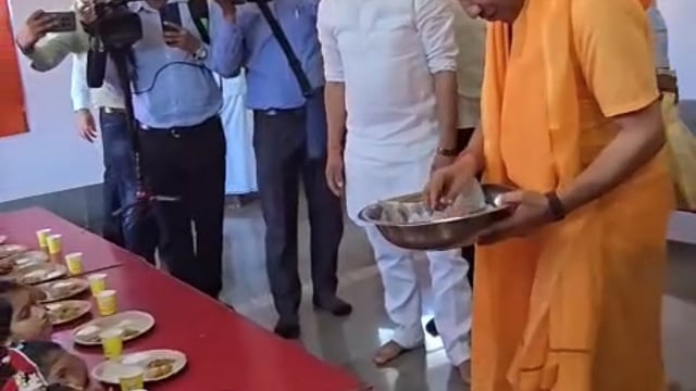 🆕️ गोरखपुर ब्रेकिंग....

अष्टमी/रामनवमी के अवसर पर मुख्यमंत्री योगी ने कन्याओं को अपने हाथों से भोजन परोसा...

दक्षिणा व उपहार देकर कन्याओं से लिया आशीर्वाद...