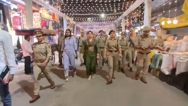 अंबेडकर नगर 
शारदीय नवरात्रि के दृष्टिगत जिलाधिकारी ईशा प्रिया एवं पुलिस अधीक्षक अम्बेडकरनगर  प्राची सिंह द्वारा थाना अकबरपुर क्षेत्रान्तर्गत फव्वारा तिराहे से पहितीपुर रोड तक पैदल गश्त कर सुरक्षा व्यवस्था का जायजा लिया गया। इस दौरान श्रद्धालुओं की सुरक्षा एवं शांति-व्यवस्था सुनिश्चित करने हेतु संबंधित अधिकारियों को आवश्यक दिशा-निर्देश दिए गए।