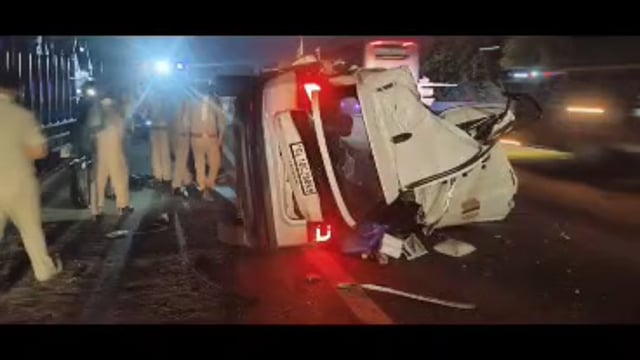नींद की झपकी आने से टाइगुन कार ट्रक में पीछे से टकराई, तीन घायल, एक की मौत,,