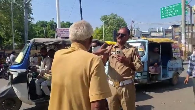 अलीगढ़: बुजुर्ग ने ट्रैफिक पुलिस के जवान पर पत्थर उठा लिया। बुजुर्ग का कहना है... पुलिस गरीब आदमी को परेशान कर रही है। गरीब को कमाने न दे रही, हाथ जोड़ रहा हूँ। फिर गुस्साए बुजुर्ग ने पुलिसकर्मी को गालियां भी सुनाई।