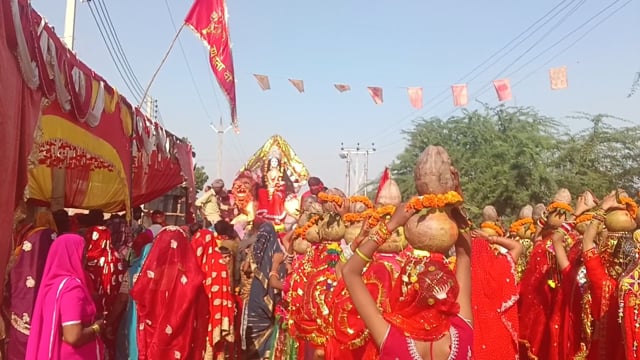 नवरात्रि विसर्जन पर भक्तों ने नम आंखों से मां दुर्गा को दी विदाई