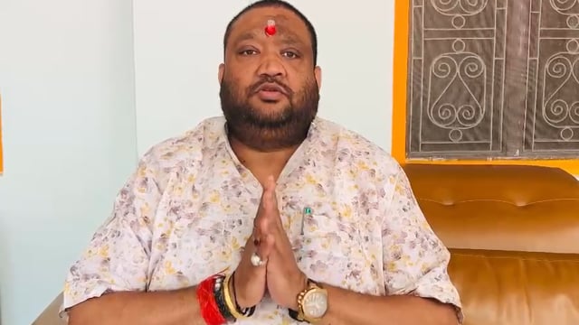 बलरामपुर। आदर्श नगर पालिका परिषद बलरामपुर के अध्यक्ष एवं केंद्रीय दुर्गा पूजा महोत्सव केंद्रीय समन्वय समिति के अध्यक्ष डॉ.धीरेन्द्र प्रताप सिंह ‘धीरू’ ने जनपदवासियों से दुर्गा पूजा महोत्सव एवं दशहरा पर्व को आपसी प्रेम,भाईचारे,शांति और सौहार्द के साथ मनाने की अपील की है। उन्होंने सभी दुर्गा पूजा समितियों,पदाधिकारियों,श्रद्धालुओं एवं नगरवासियों से निर्धारित समय के भीतर दुर्गा प्रतिमाओं का विसर्जन संपन्न कराने का आग्रह किया है