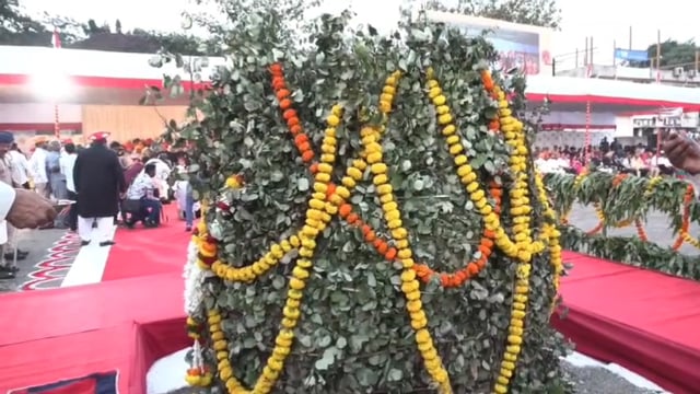 ऐतिहासिक दसरा चौकात शाही दसरा मान्यवर यांच्या उपस्थिती सोने लुटण्याचा पारंपारिक पद्धती ने उत्साहात पार पडला.