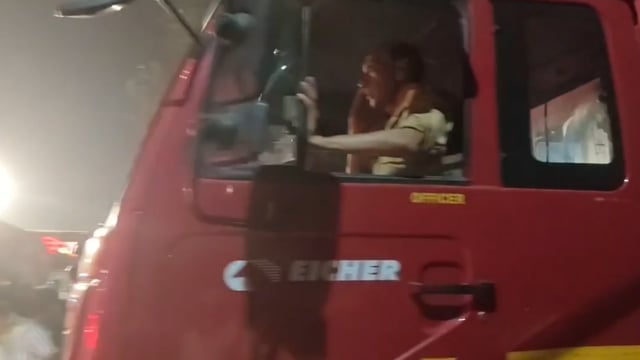 मथुरा में गत्ते की फैक्ट्री में भीषण आग, लाखों रुपये का सामान जलकर राख