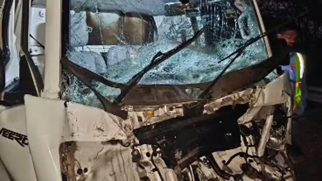 मथुरा के नौहझील क्षेत्र में यमुना एक्सप्रेस वे पऱ तड़के भीषण टक्कर, ट्रक में पीछे से घुसा छोटा हाथी,चालक घायल,,