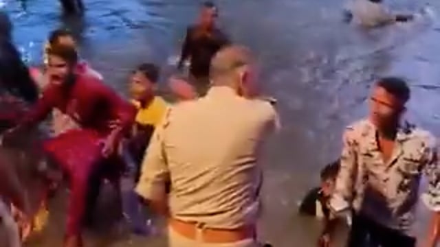 बाराबंकी के माती थाना क्षेत्र में दुर्गा प्रतिमा विसर्जन के दौरान SI विष्णु शर्मा पर श्रद्धालुओं को थप्पड़ और लात मारने का आरोप, वायरल वीडियो के बाद पुलिस अधीक्षक ने SI को लाइन हाजिर किया CO सिटी को मामले की जांच सौंपी गई। #DurgaVisarjan #Barabanki