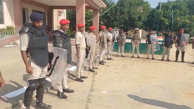  S.P अमितेश कुमार के निर्देश पर आनंदपुर थाना में पुलिस का मॉक ड्रिल, झझवा मेला की सुरक्षा को लेकर जवानों को मिले निर्देश
